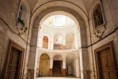 Bari, androni che paiono teatri e statue di Renzo e Lucia: � l'eclettico "Palazzo Manzoni"